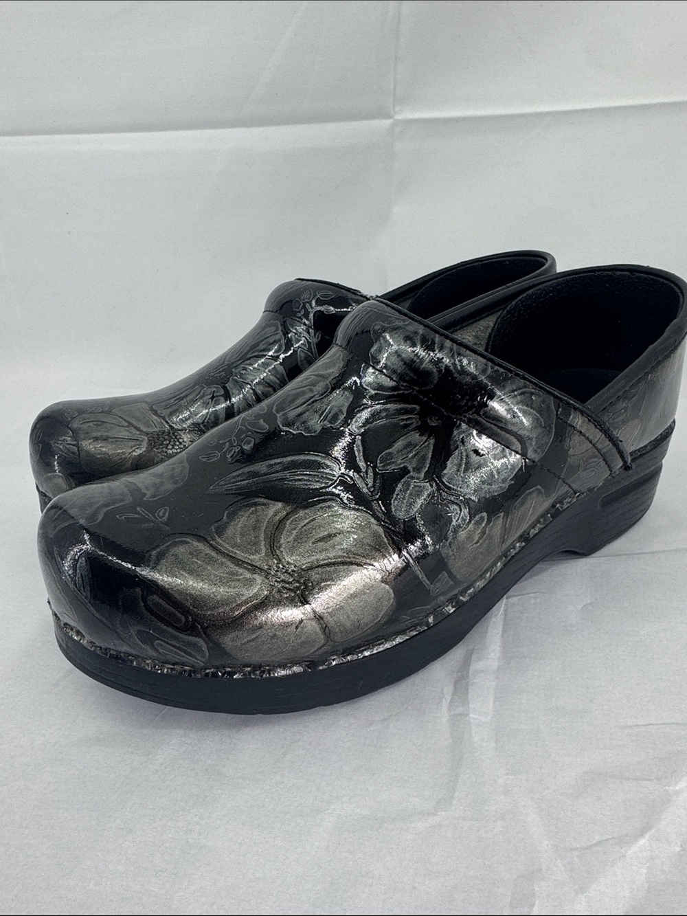 Dansko Tooled Shiny Black Leather Floral Clogs Slip-on Shoes, sz 39, 8-8.5